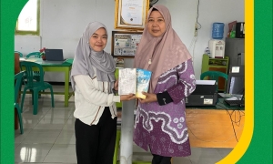 Donasi Buku & Berbagi Wawasan Literasi di Perpustakaan UPP oleh Bu Heni Fartika